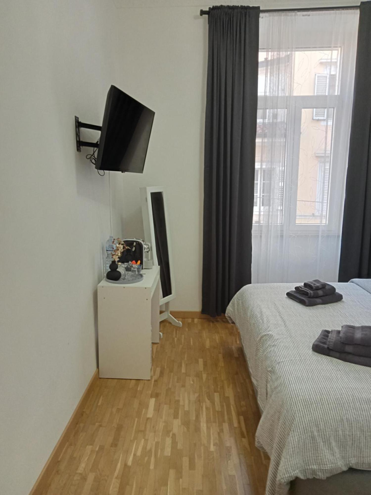 Fenix Rooms Триест Екстериор снимка